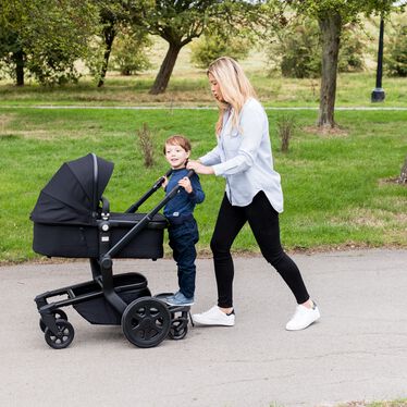 meerijdplankje: wandelen met twee kinderen
